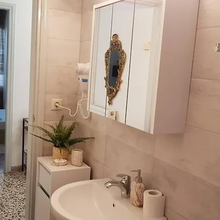 Ellis With Private Entrance And Veranda Apartment